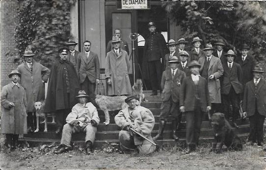 Website foto's 20150038.jpg - Zeister Politiekorps poseert voor de camera. Linksonder staat de heer J.A. van de Weerd, Gemeente- ambtenaar en de 6e van links boven naast de microfoon met hoed staat Inspecteur van Politie de heer C.J. de Lange? Opname rond 1925